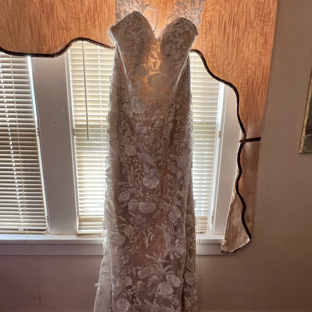 Elegant Lace Wedding Gown